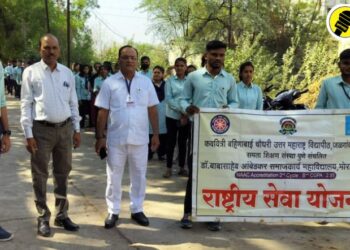 मोराणे येथे समाजकार्य महाविद्यालयाच्या विद्यार्थ्यांनी पथनाट्याच्या माध्यमातून केली मतदान जनजागृती