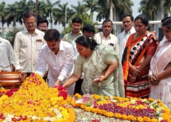 दिवगंत शिवसेना नेते आर. ओ. पाटील यांच्या पुण्यतिथीनिमित्त निर्मल सीड्स येथे पुष्पांजली अर्पणाचा कार्यक्रम संपन्न