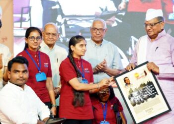 दीपस्तंभ फाउंडेशनचे दिव्यांग-अनाथ विद्यार्थ्यांच्या उच्च शिक्षणासंदर्भातले कार्य बघून मी भारावलो – डॉ. विकास आमटे