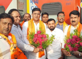 Pachora News : पाचोरा रेल्वे स्थानकावर उन्मेष पाटील व करण पवारांचे भव्य स्वागत