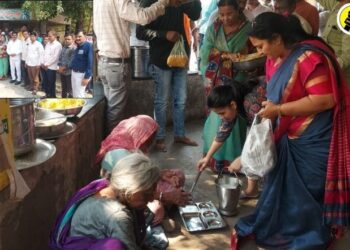 वैशाली सुर्यवंशी यांनी पाचोरा येथील आधारवड संस्थेतील उपेक्षितांना अन्नदान करत साजरा केला गुढीपाडवा