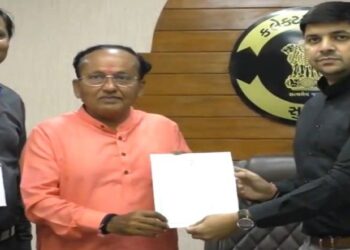 Loksabha Election 2024 : मतदानाआधीच भाजपनं एक जागा जिंकली, सुरतमध्ये नेमकं काय घडलं?