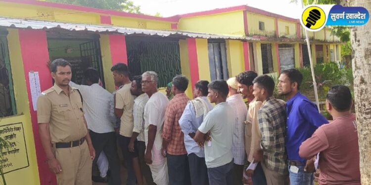 गडचिरोली जिल्हा आरमोळी तालुका येथे मतदानावेळी कर्तव्य बजावताना होमगार्ड