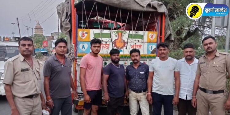 जनावरांना कत्तलीसाठी घेऊन जाणारा पिकअप पोलिसांनी पकडला, पारोळ्यात नेमकं काय घडलं?