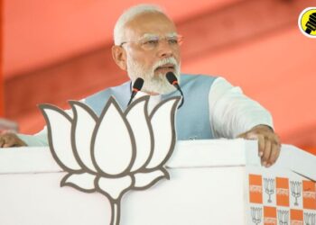 पंतप्रधान नरेंद्र मोदी कराडमधील जाहीर सभेत बोलताना