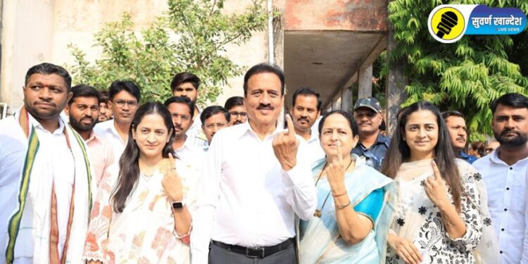 मंत्री गिरीश महाजन यांनी त्यांच्या कुटुंबासह मतदानाचा हक्क बजावला.