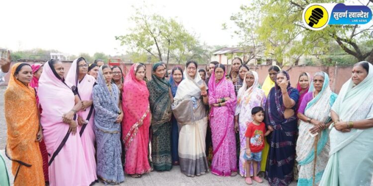 जळगाव लोकसभा मतदारसंघाच्या भाजप उमेदवार स्मिता वाघ यांनी मतदानाचा हक्क बजावला.