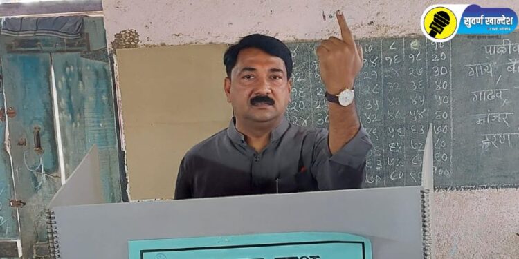 माजी खासदार उन्मेश पाटील मतदान करताना