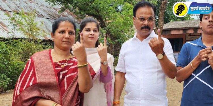 आमदार चंद्रकांत पाटील यांनी सहकुटुंब मतदानाचा हक्क बजावला.