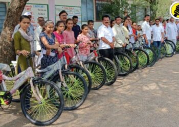 अमळनेर तालुक्यातील मंगरूळ येथे सावित्रीच्या लेकींना सायकल वाटप