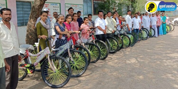 अमळनेर तालुक्यातील मंगरूळ येथे सावित्रीच्या लेकींना सायकल वाटप