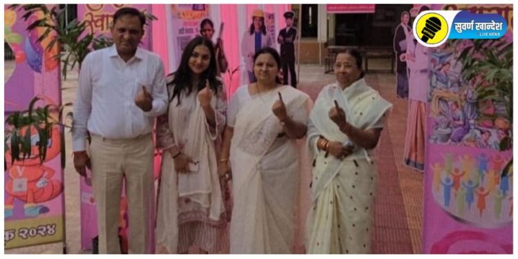 PHOTOS : एकनाथ खडसे, रक्षा खडसे, ए.टी. पाटील, किशोर पाटील, करण पवार आदींनी बजावला मतदानाचा हक्क