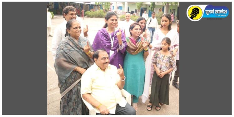 PHOTOS : एकनाथ खडसे, रक्षा खडसे, ए.टी. पाटील, किशोर पाटील, करण पवार आदींनी बजावला मतदानाचा हक्क