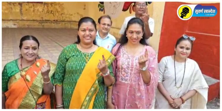 PHOTOS : एकनाथ खडसे, रक्षा खडसे, ए.टी. पाटील, किशोर पाटील, करण पवार आदींनी बजावला मतदानाचा हक्क