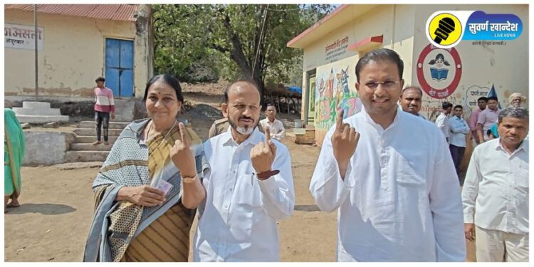 PHOTOS : एकनाथ खडसे, रक्षा खडसे, ए.टी. पाटील, किशोर पाटील, करण पवार आदींनी बजावला मतदानाचा हक्क