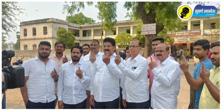 PHOTOS : एकनाथ खडसे, रक्षा खडसे, ए.टी. पाटील, किशोर पाटील, करण पवार आदींनी बजावला मतदानाचा हक्क