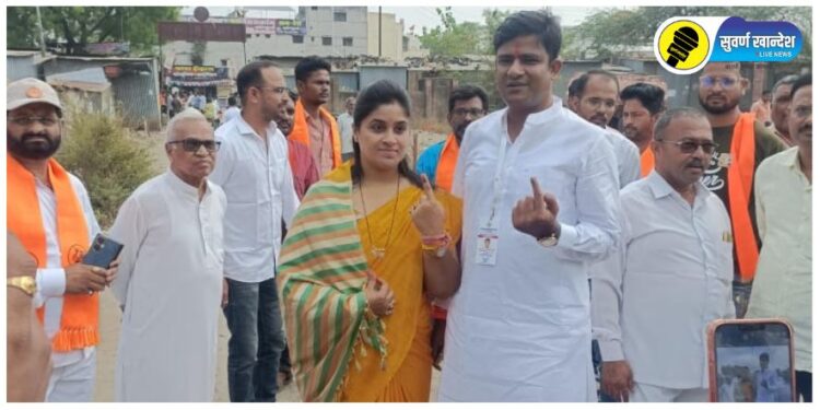 PHOTOS : एकनाथ खडसे, रक्षा खडसे, ए.टी. पाटील, किशोर पाटील, करण पवार आदींनी बजावला मतदानाचा हक्क