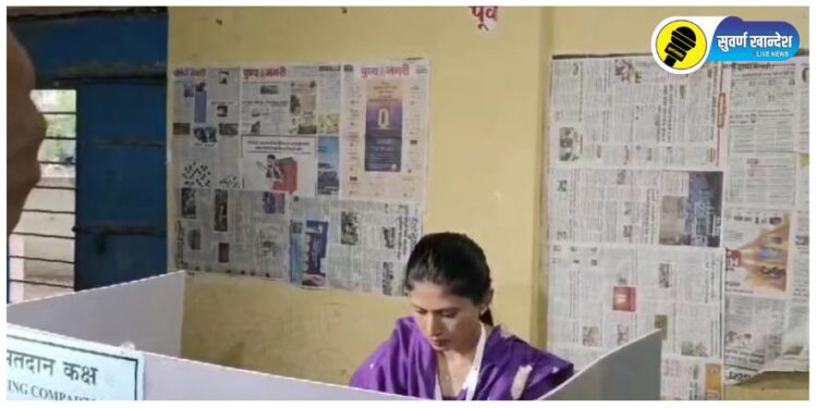 PHOTOS : एकनाथ खडसे, रक्षा खडसे, ए.टी. पाटील, किशोर पाटील, करण पवार आदींनी बजावला मतदानाचा हक्क