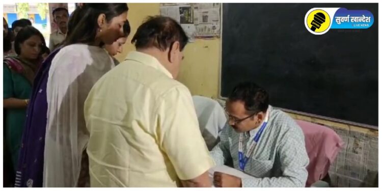 PHOTOS : एकनाथ खडसे, रक्षा खडसे, ए.टी. पाटील, किशोर पाटील, करण पवार आदींनी बजावला मतदानाचा हक्क