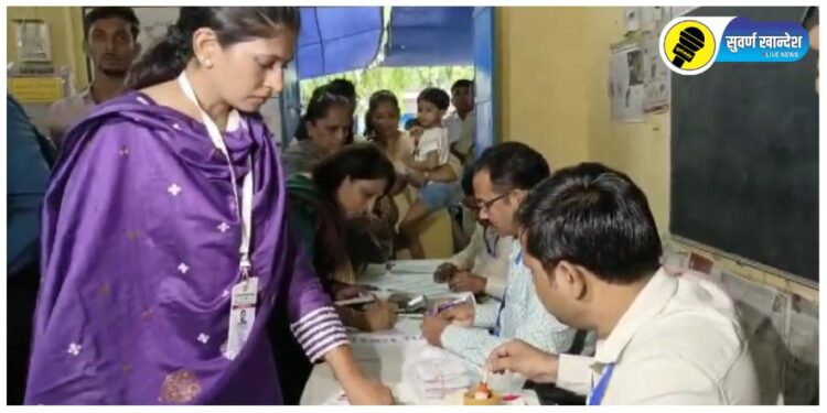 PHOTOS : एकनाथ खडसे, रक्षा खडसे, ए.टी. पाटील, किशोर पाटील, करण पवार आदींनी बजावला मतदानाचा हक्क