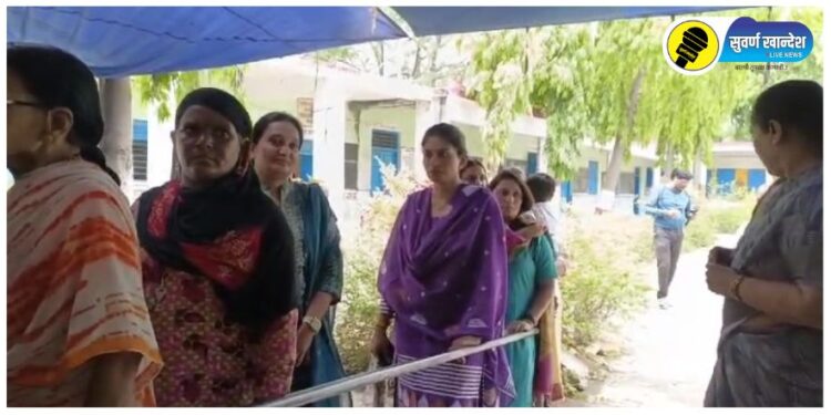 खासदार रक्षा खडसे या मतदान करण्यासाठी सर्वसामान्य महिला नागरिकांसोबत रांगेत उभ्या राहिल्या.