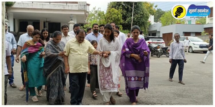 ज्येष्ठ नेते आणि विधानपरिषदेचे आमदार एकनाथ खडसे, त्यांच्या पत्नी मंदाकिनी खडसे, सून आणि खासदार रक्षा खडसे मतदान केंद्रावर जायला निघाल्या तो क्षण.