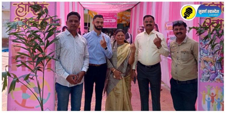 PHOTOS : एकनाथ खडसे, रक्षा खडसे, ए.टी. पाटील, किशोर पाटील, करण पवार आदींनी बजावला मतदानाचा हक्क