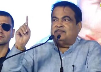 केंद्रीय मंत्री नितीन गडकरी जळगावातील सभेत बोलताना