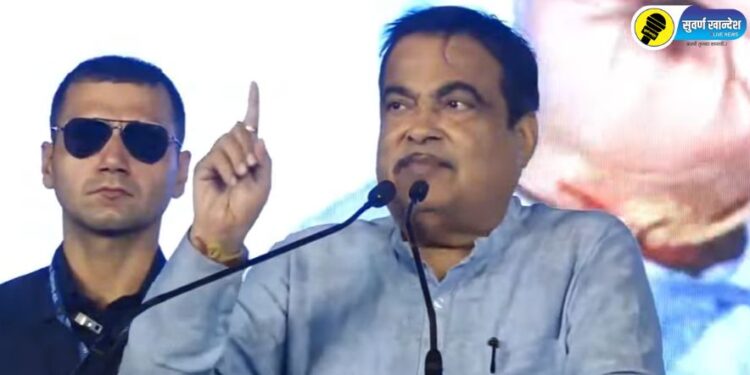 केंद्रीय मंत्री नितीन गडकरी जळगावातील सभेत बोलताना