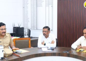 जळगाव जिल्ह्यातील वाढते रस्ते अपघात थांबविण्यासाठी विविध उपाययोजना करणार – जिल्हाधिकारी आयुष प्रसाद