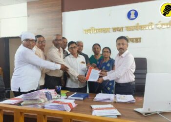 तहसीलदार भाऊसाहेब थोरात यांना निवदेन देताना चोपडा तालुका स्वस्त धान्य दुकानदार संघटनेचे पदाधिकारी