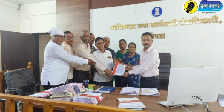 तहसीलदार भाऊसाहेब थोरात यांना निवदेन देताना चोपडा तालुका स्वस्त धान्य दुकानदार संघटनेचे पदाधिकारी