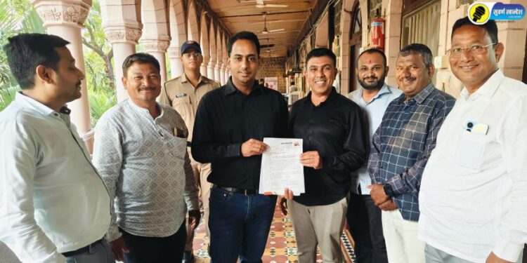 जिल्हाधिकारी आयुष प्रसाद यांना निवेदन देताना भाजप पदाधिकऱ्यांसह अमोल शिंदे