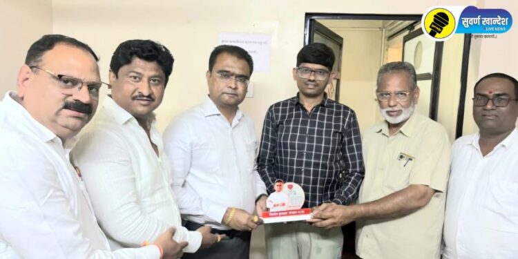 पारोळा येथे डॉक्टर दिनानिमित्त अमोल पाटील यांच्या हस्ते डॉक्टरांचा सन्मान