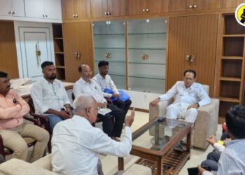 आमदार चिमणराव पाटील संबंधित अधिकाऱ्यांना सूचना देताना