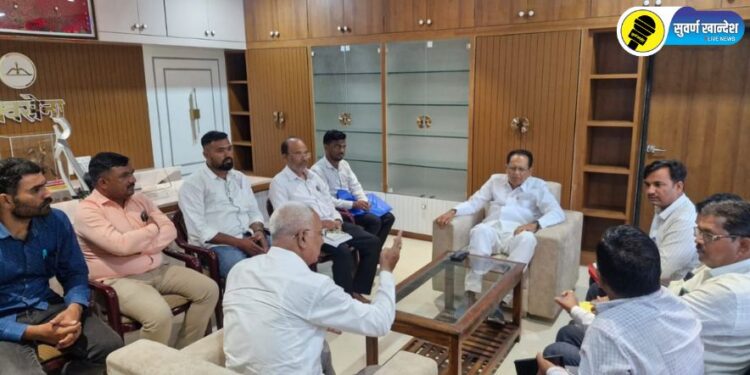 आमदार चिमणराव पाटील संबंधित अधिकाऱ्यांना सूचना देताना