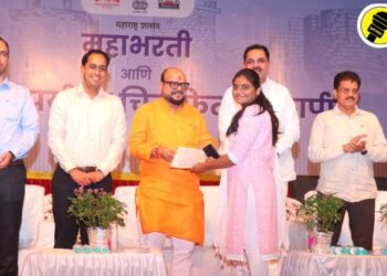 उमेदवारांना नियुक्तीपत्राचे वाटप करताना पालकमंत्री गुलाबराव पाटील व इतर मंत्री तसेच अधिकारी