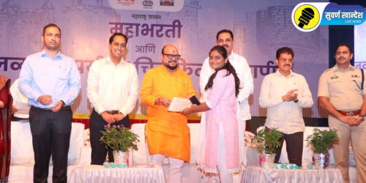 उमेदवारांना नियुक्तीपत्राचे वाटप करताना पालकमंत्री गुलाबराव पाटील व इतर मंत्री तसेच अधिकारी