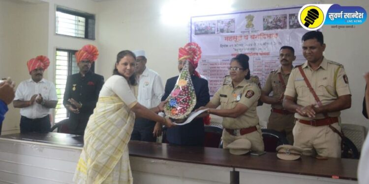 महसूल पंधरवाडानिमित्त आदर्श अव्वल कारकून म्हणुन योगिता न्हाळदे यांचा गौरव