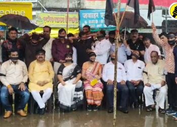 पाचोऱ्यात काँग्रेससह शिवसेना उबाठाचे भरपावसात तोंडाला काळ्या फिती लावून काळे झेंडे हातात घेत आंदोलन