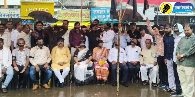 पाचोऱ्यात काँग्रेससह शिवसेना उबाठाचे भरपावसात तोंडाला काळ्या फिती लावून काळे झेंडे हातात घेत आंदोलन