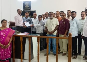हिंगोलीतील तलाठी हत्येच्या निषेधार्थ पारोळा तलाठी व महसूल कर्मचारी संघटनेकडून तहसीलदार यांना निवेदन