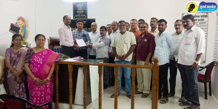 हिंगोलीतील तलाठी हत्येच्या निषेधार्थ पारोळा तलाठी व महसूल कर्मचारी संघटनेकडून तहसीलदार यांना निवेदन