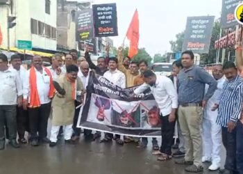 पाचोरा येथे महाविकास आघाडीकडून महायुतीच्या सरकारविरोधात ‘जोडे मारो’ आंदोलन