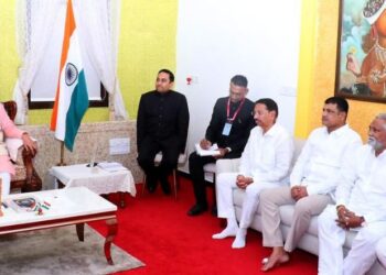 माजी मंत्री गुलाबराव देवकर यांची राज्यपालांसोबत भेट, ‘या’ प्रकल्पांसाठी केली निधीची मागणी