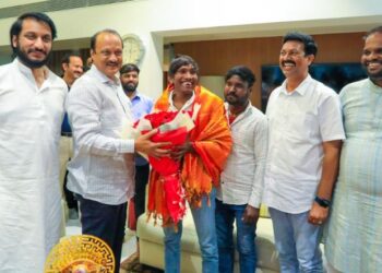 उपमुख्यमंत्री अजित पवार यांचं बिग बॉस मराठी 5 चा विजेता सूरज चव्हाणला घर देण्याचे आश्वासन