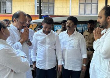 उपमुख्यमंत्री अजित पवार यांनी कूपर हॉस्पिटलमध्ये बाबा सिद्दीकी यांच्या कुटुंबीयांची घेतली सांत्वनपर भेट