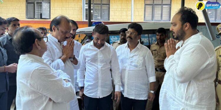 उपमुख्यमंत्री अजित पवार यांनी कूपर हॉस्पिटलमध्ये बाबा सिद्दीकी यांच्या कुटुंबीयांची घेतली सांत्वनपर भेट