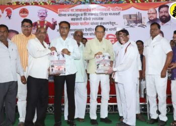 पारोळ्यात आमदार चिमणराव पाटील यांच्या हस्ते नाभिक समाजातील बांधवांना सलुन किटचे वितरण
