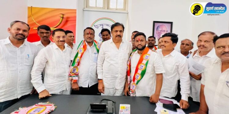 जळगाव ग्रामीण : उपजिल्हा प्रमुख नाना सोनवणे यांचा असंख्य कार्यकर्त्यांसह राष्ट्रवादी शरदचंद्र पवार पक्षात प्रवेश